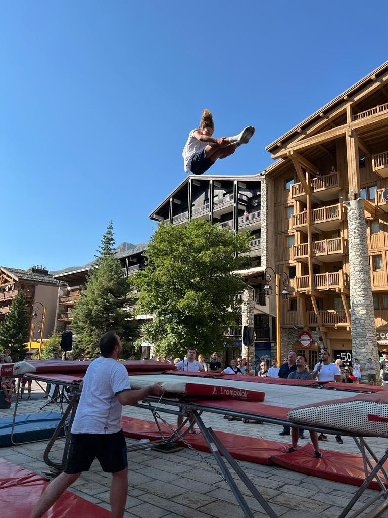 Démonstration de trampoline dans Val d'Isère